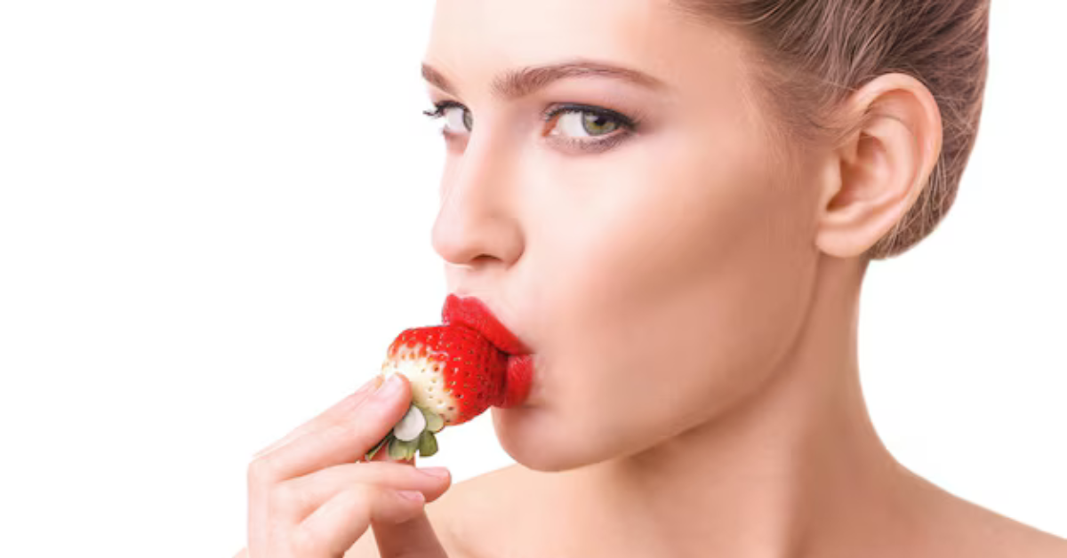 Mulher com lábios hidratados no inverno, protegendo-se do frio.