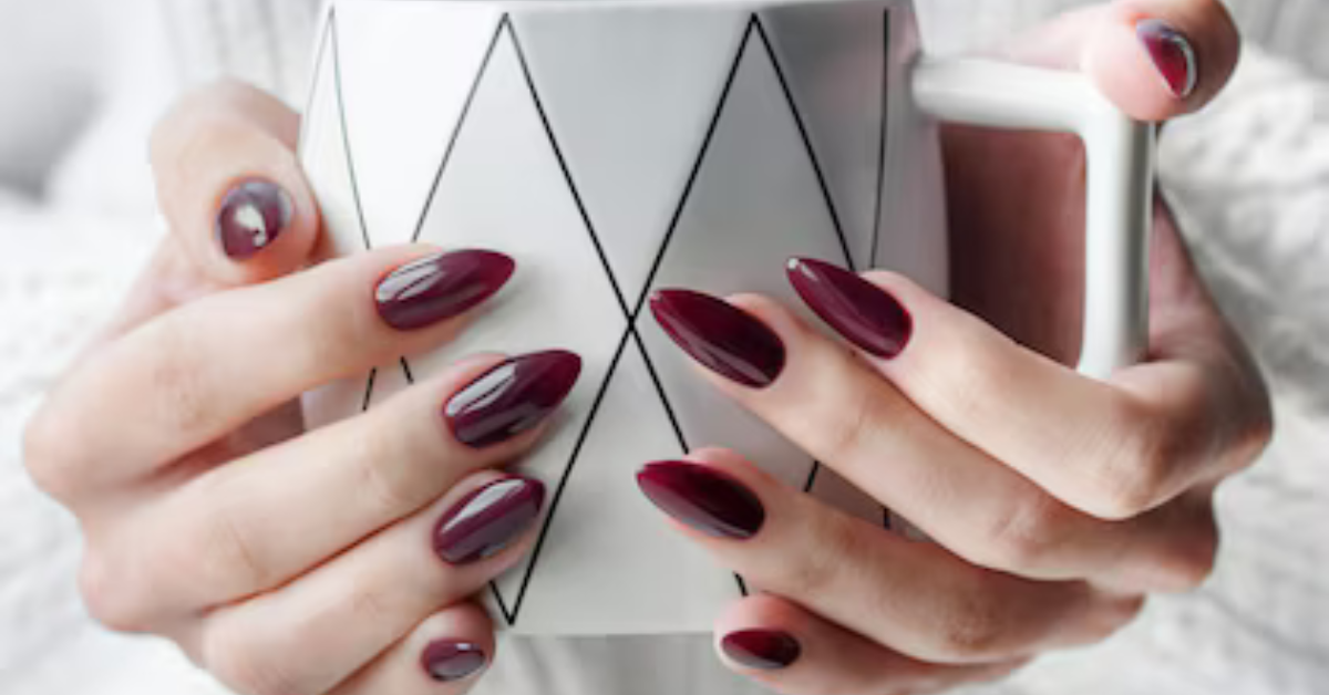 Mãos femininas com unhas alongadas em gel, destacando um acabamento impecável e moderno.