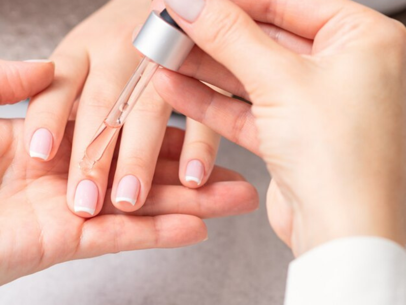 Hidratação das cutículas para preservar unhas em gel.