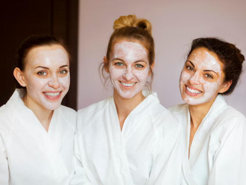 Cliente satisfeita após procedimento estético facial, com pele renovada e sorriso leve.