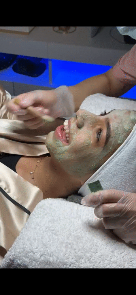 jovem de 12 anos, recebendo uma limpeza de pele exclusiva para jovens. amat estetica porto