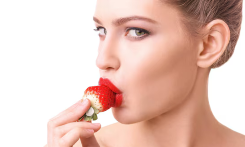 Mulher com lábios hidratados no inverno, protegendo-se do frio.